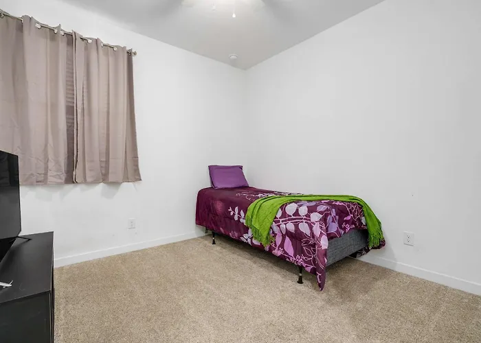 Holiday home Simple Retreat Budget-friendly And Convenient *
